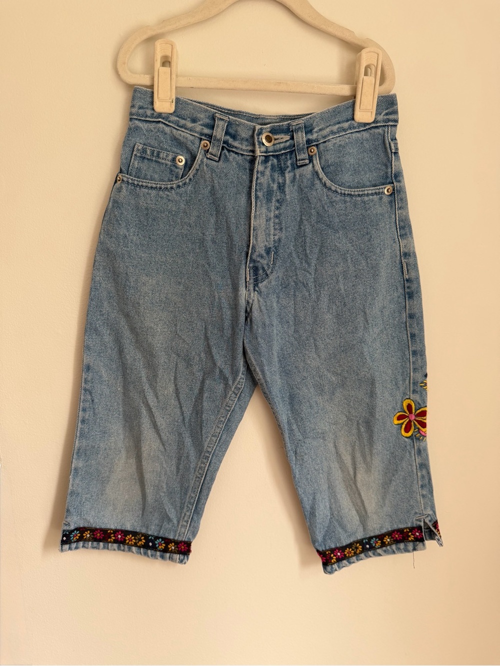 Vintage Northern Getaway Embroidered Denim Capris (Size 8)